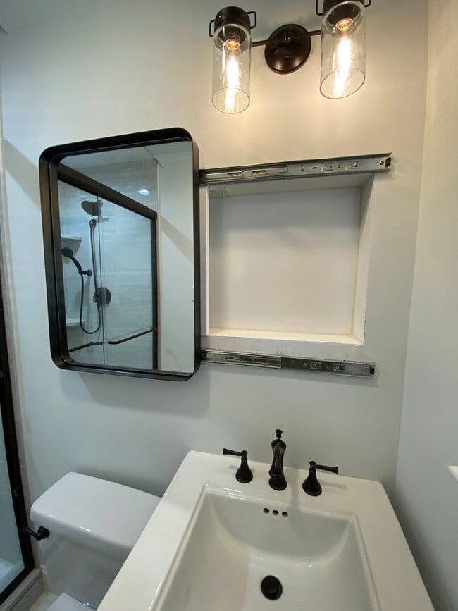 Building Photo - Amazing Brick 3 bedroom 2 bathroom rental ...