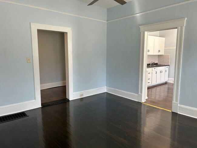 Building Photo - 823 Parkwood Ave
