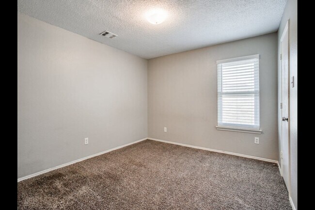 Building Photo - 624 Canyon Pl