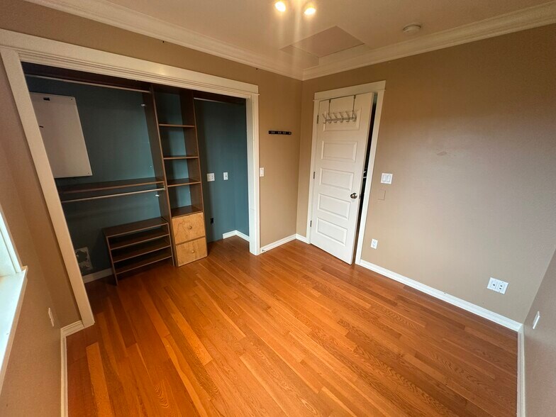 Building Photo - 701 S 59th St