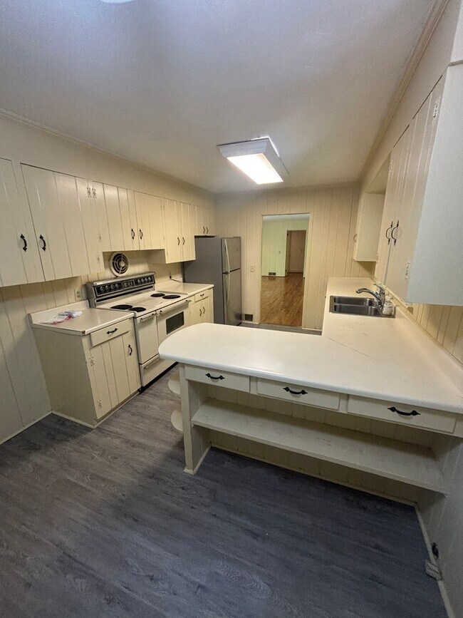 Building Photo - Great Single Family Home In The Heart of Tryon!