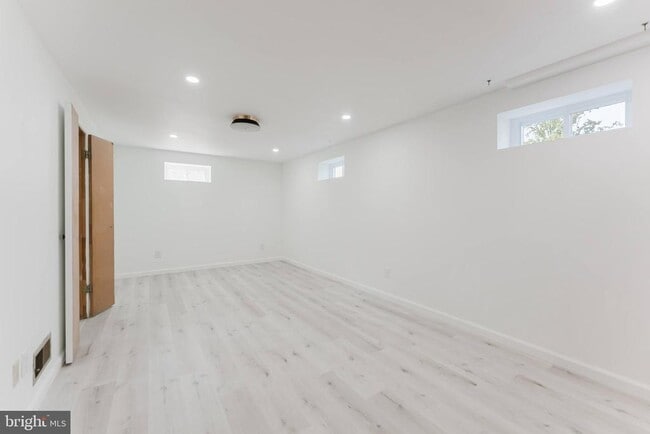 Building Photo - 10914 Woodhaven Dr