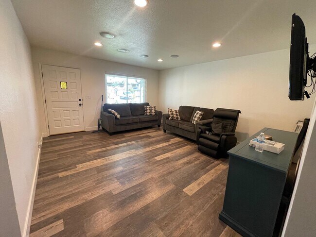 Building Photo - 6128 Chickasaw Ct