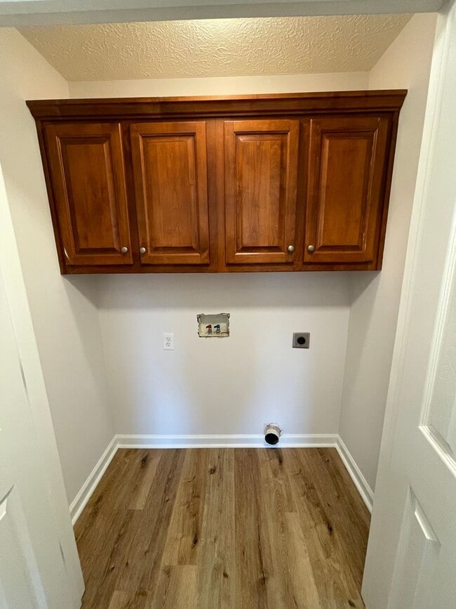 Building Photo - Updated 3/2 House in Silver Creek- $1,495