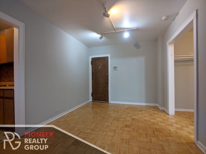 Building Photo - 739 W Belmont Ave