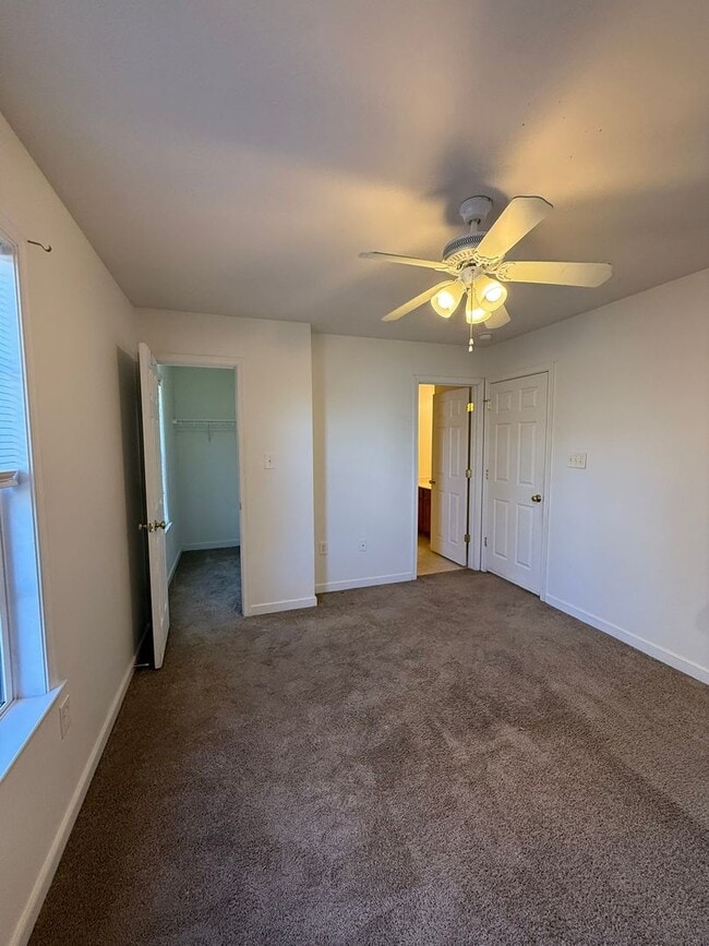 Building Photo - 3-bedroom 3.5 bath townhouse $500 off first month's rent