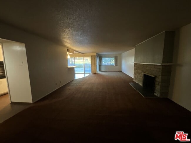 Building Photo - 46165 Burroweed Ln