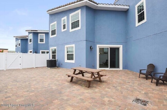 Building Photo - 168 Mediterranean Way