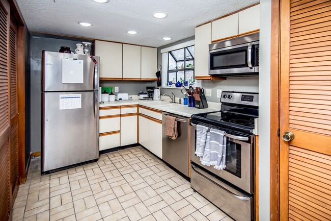 Building Photo - 2 Bed & 2 Bath Condo