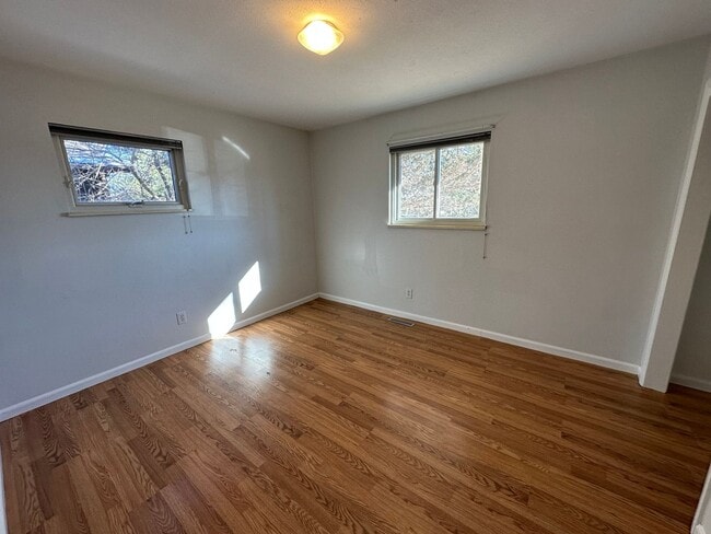 Building Photo - South Boulder Gem: 3 Bed, 2 Bath with Stunning Flatiron Views & Hardwood Flooring throughout!