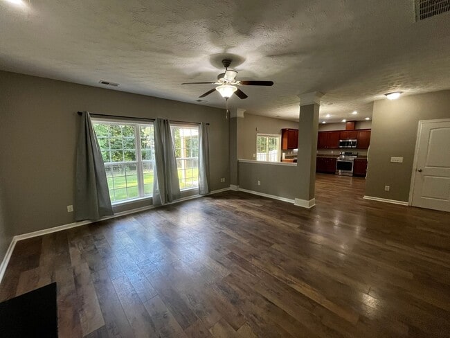 Building Photo - Modern Amenities. Urban Location. Sophisti...