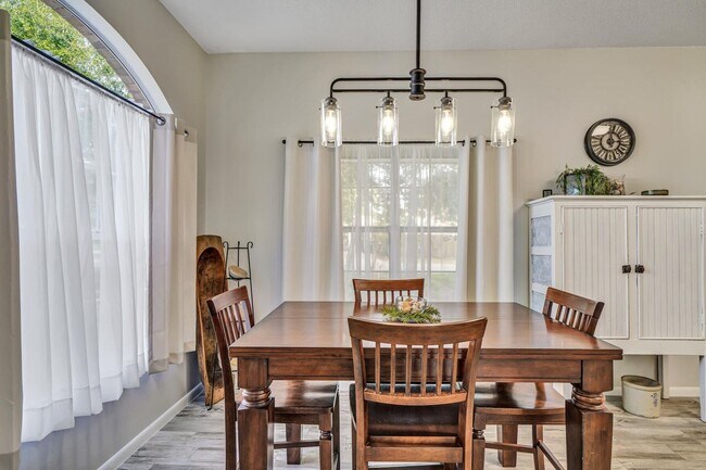 Building Photo - Updated 3 Bedroom in Central Location!