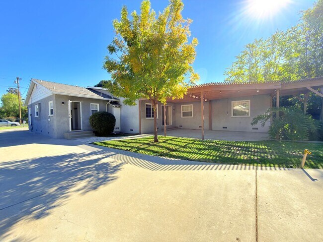 Building Photo - 8821 Aqueduct Ave