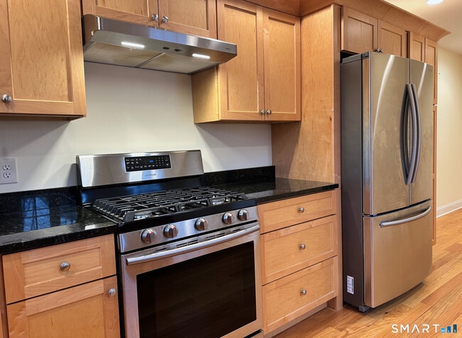 Building Photo - 8 Woodside Ave