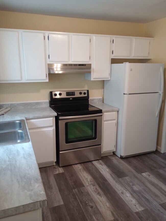 Kitchen - 2404 Woodale Ln