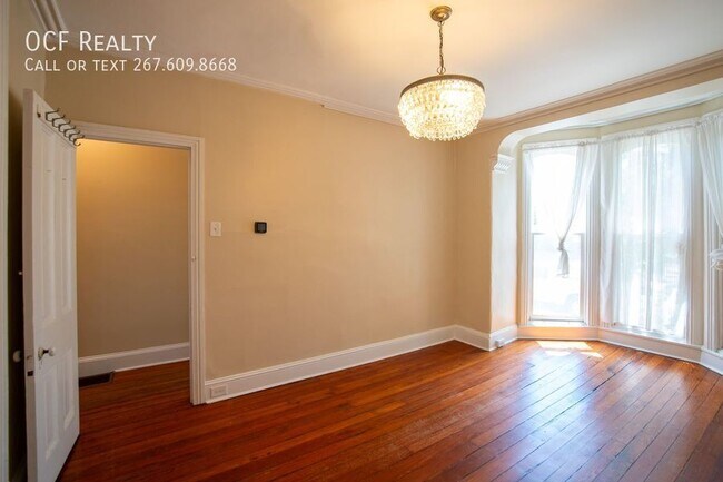 Building Photo - 2211 Bainbridge St