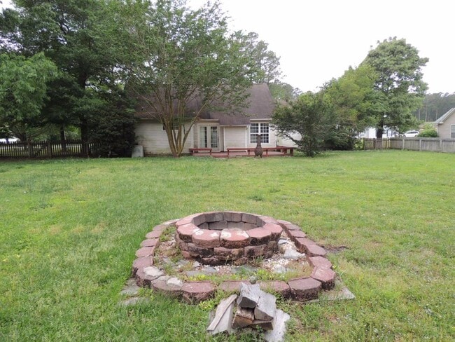 Building Photo - Beautiful Family Home in Cherry Branch!