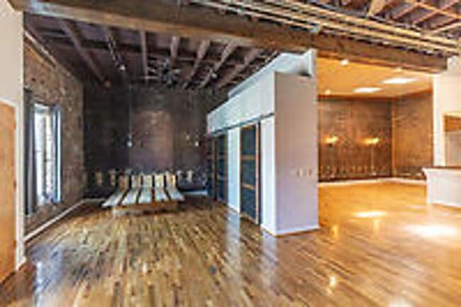 Building Photo - New Listing!