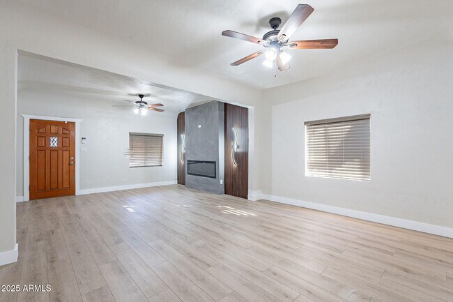 Building Photo - 745 E Pierce St