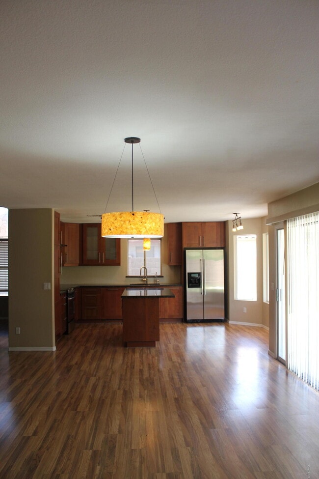 Building Photo - 1221 W Chicago St