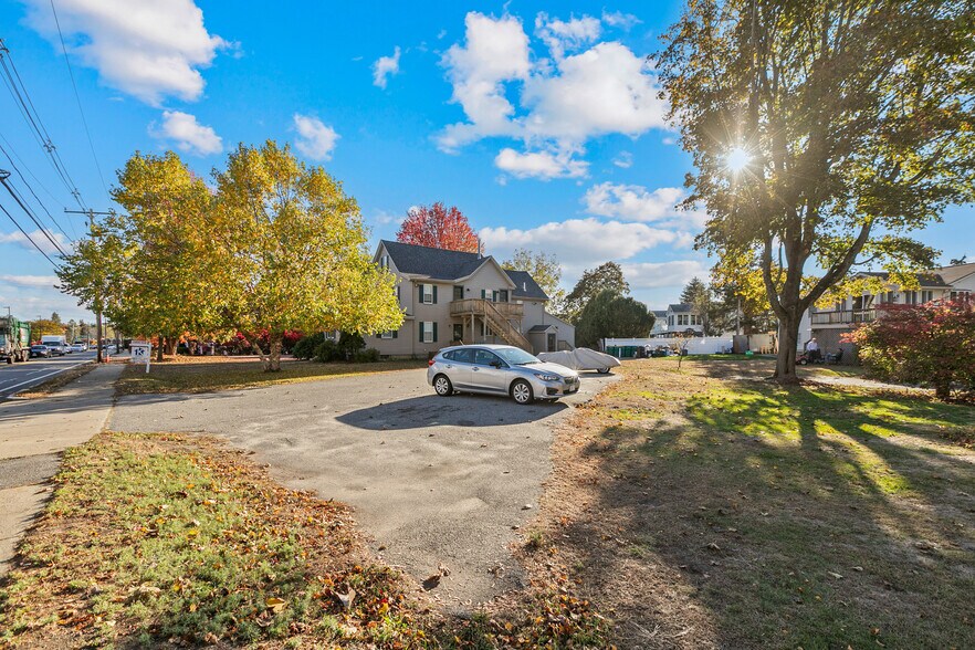 Building Photo - 846 Main St