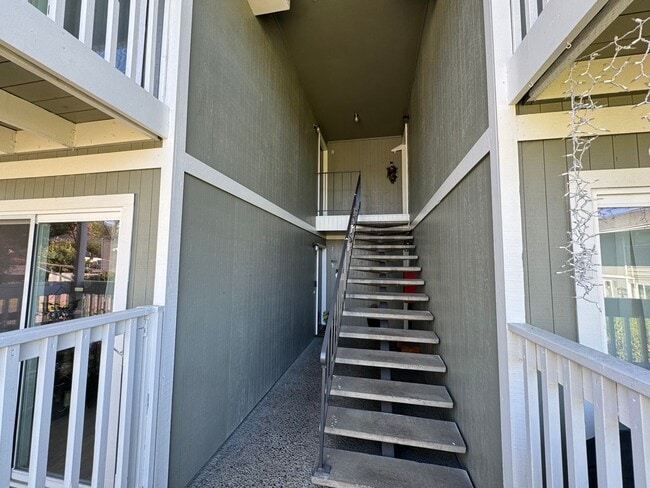 Building Photo - 2 Bedroom Upstairs apartment For Rent Loca...