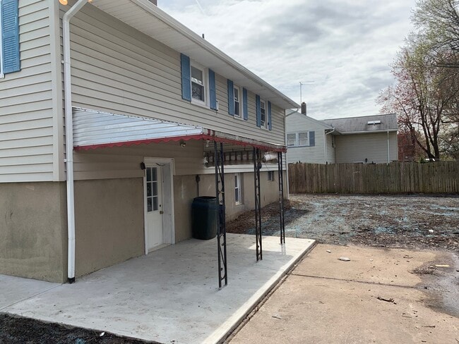 Building Photo - COMING SOON !! Spacious 3BR/2BA Home in a Great Location