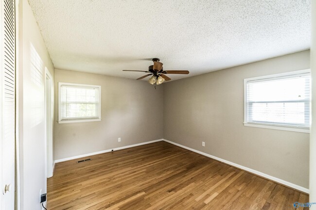 Building Photo - 2107 Edinburgh Dr SW