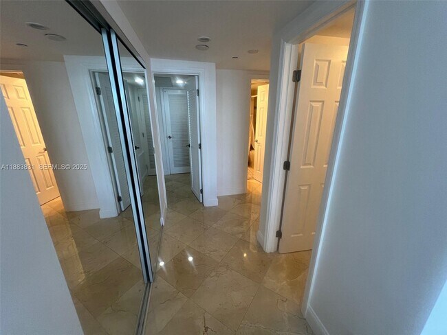 Building Photo - 100 Lincoln Rd