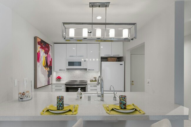 Building Photo - 565 Esplanade