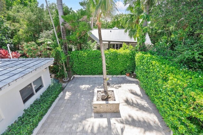 Building Photo - 9200 N Bayshore Dr