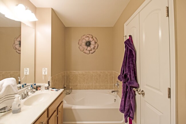 Building Photo - Beautiful 4-Bed, 3.5-Bath End Unit Townhom...