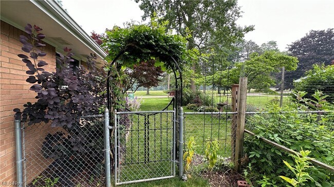 Building Photo - 4960 W Park Dr