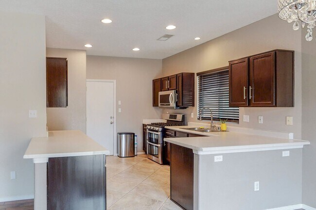 Building Photo - Vista Del Norte neighborhood 3 Bedroom