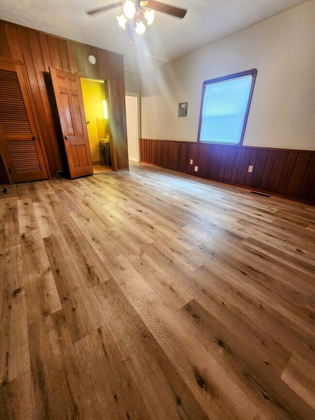 Building Photo - Charming 2-Bedroom Home in Fairview Park