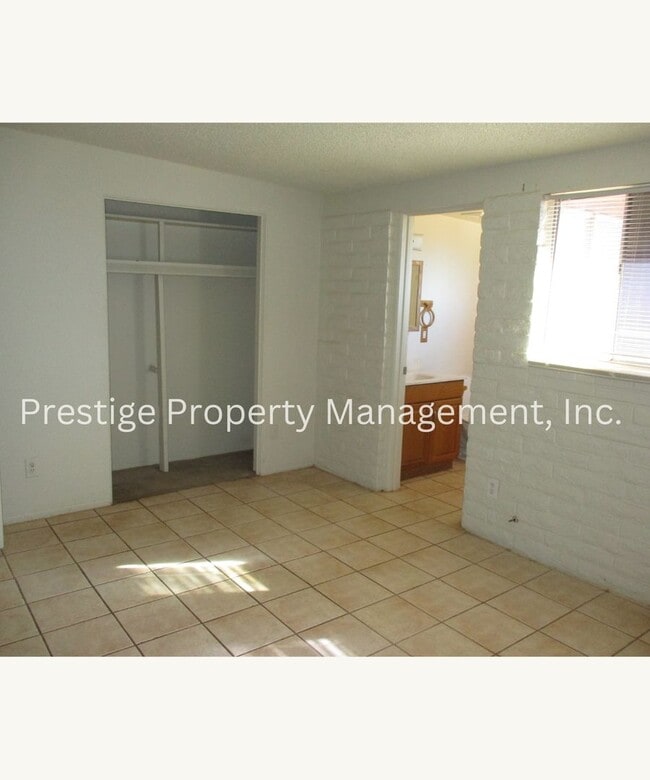 Building Photo - Check Out This 3/2 South-East Side Charmer!