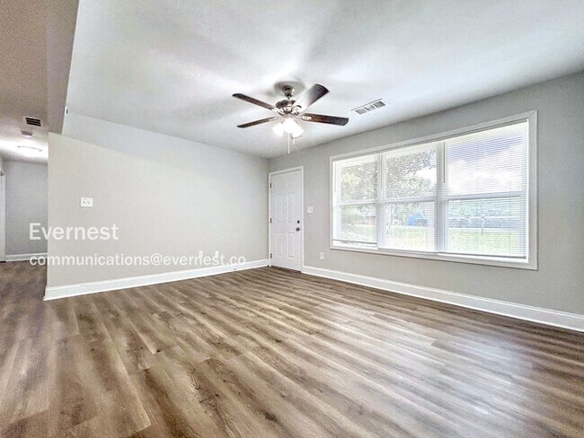 Building Photo - 7019 S Sweetwater Rd