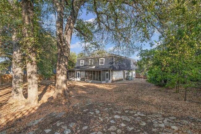 Building Photo - 2800 Westhill Dr
