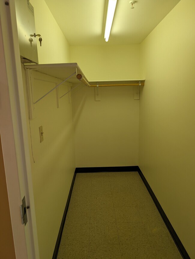 Building Photo - 100 Gibson St