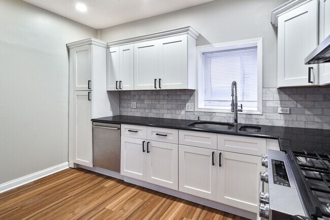 Building Photo - 3547 N Albany Ave