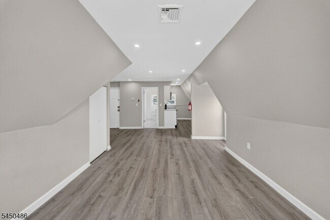 Building Photo - 467-469 Summer Avenue Unit 3