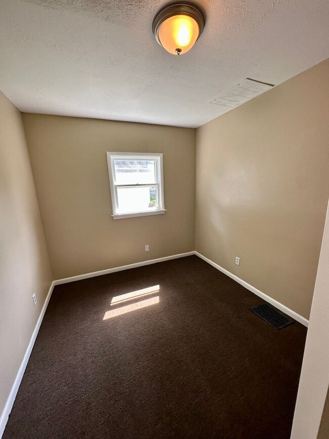 Building Photo - 2 Bedroom,  Close to Park