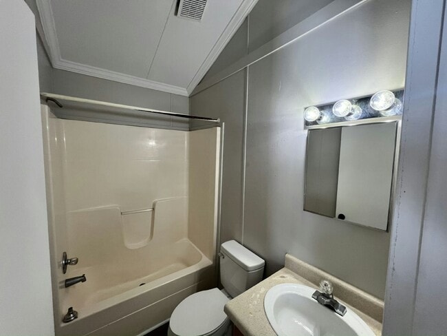 Building Photo - 1113 Chicago Bulls St