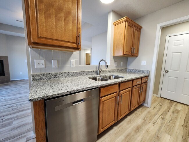 Building Photo - Spacious 2-Bedroom, 2-Bathroom Home AVAILABLE NOW!!