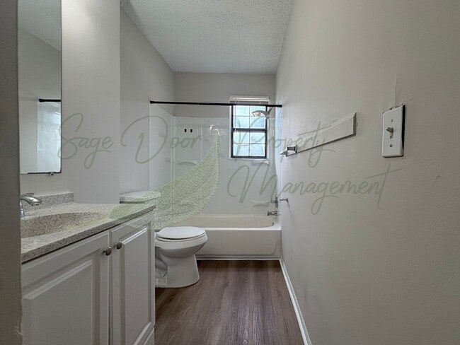 Building Photo - SPACIOUS TOWNHOME IN KANSAS CITY