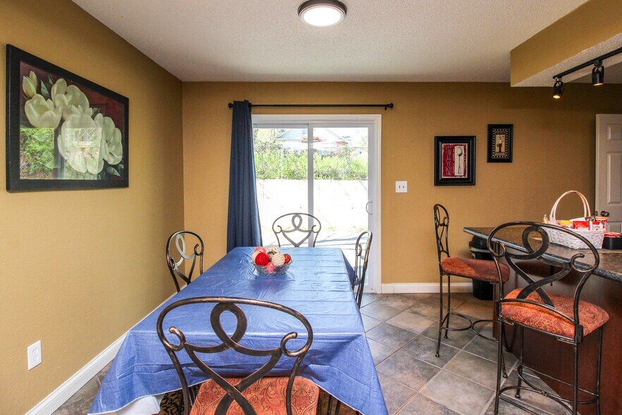 kitchen dining room combo - 405 Mimosa Ct
