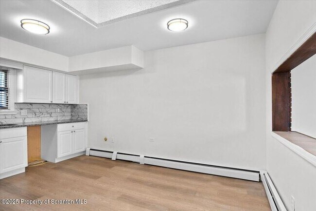 Building Photo - 134 Lampman St