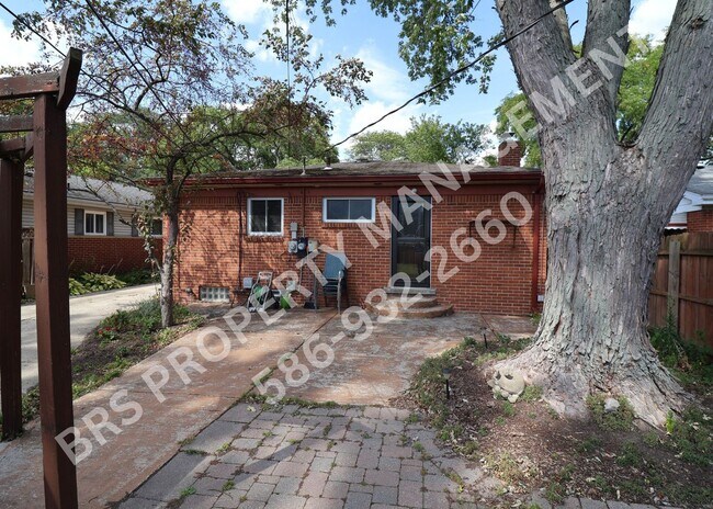 Building Photo - 3 Bedroom 2 bathroom house in Royal Oak.