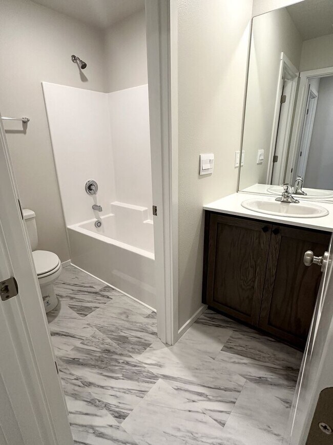 Building Photo - Brand new Kennewick home for lease!