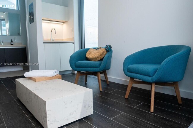 Building Photo - 851 NE 1st Ave